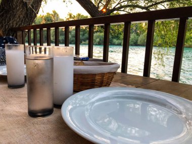 Özel Alkollü İçkili Rakılı Türk ve Yunan Geleneksel Yemek Masası. Uzo ve Türk Rakısı, Türkiye, Yunanistan, Kıbrıs ve Lübnan'da yaygın olarak tüketilen kuru anason aromalı bir aperatiftir.