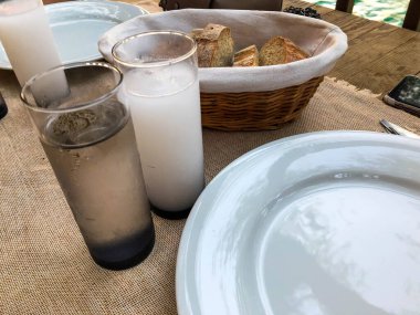 Özel Alkollü İçkili Rakılı Türk ve Yunan Geleneksel Yemek Masası. Uzo ve Türk Rakısı, Türkiye, Yunanistan, Kıbrıs ve Lübnan'da yaygın olarak tüketilen kuru anason aromalı bir aperatiftir.