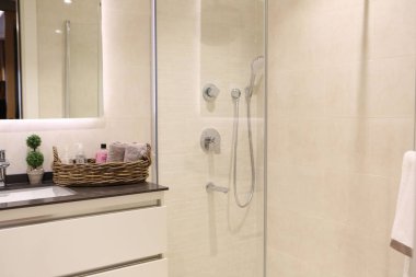 Lüks bir otel odası.