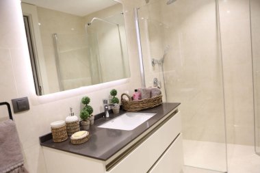 Lüks bir otel odası.