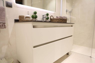 Lüks bir otel odası.