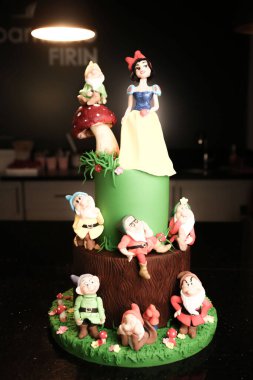 Masada lezzetli bir pasta var.