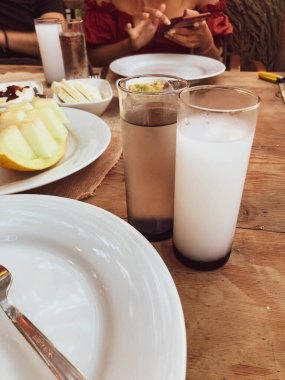 Özel Alkollü İçkili Rakılı Türk ve Yunan Geleneksel Yemek Masası. Uzo ve Türk Rakısı, Türkiye, Yunanistan, Kıbrıs ve Lübnan'da yaygın olarak tüketilen kuru anason aromalı bir aperatiftir.