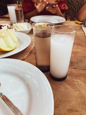 Özel Alkollü İçkili Rakılı Türk ve Yunan Geleneksel Yemek Masası. Uzo ve Türk Rakısı, Türkiye, Yunanistan, Kıbrıs ve Lübnan'da yaygın olarak tüketilen kuru anason aromalı bir aperatiftir.