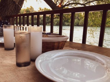 Özel Alkollü İçkili Rakılı Türk ve Yunan Geleneksel Yemek Masası. Uzo ve Türk Rakısı, Türkiye, Yunanistan, Kıbrıs ve Lübnan'da yaygın olarak tüketilen kuru anason aromalı bir aperatiftir.