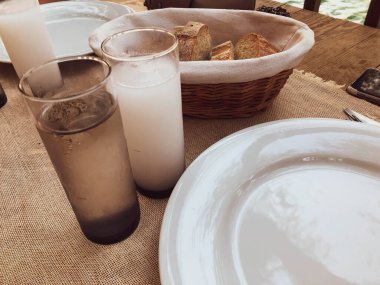 Özel Alkollü İçkili Rakılı Türk ve Yunan Geleneksel Yemek Masası. Uzo ve Türk Rakısı, Türkiye, Yunanistan, Kıbrıs ve Lübnan'da yaygın olarak tüketilen kuru anason aromalı bir aperatiftir.