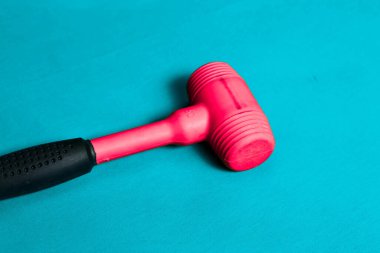 kırmızı ve siyah plastik çekiç