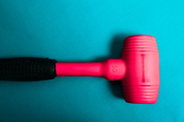 kırmızı ve siyah plastik çekiç