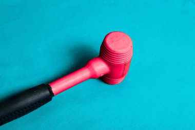 kırmızı ve siyah plastik çekiç