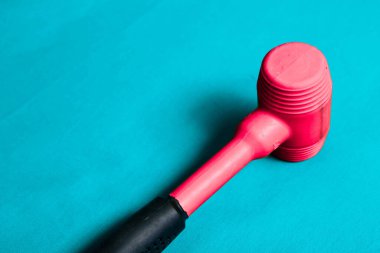 kırmızı ve siyah plastik çekiç