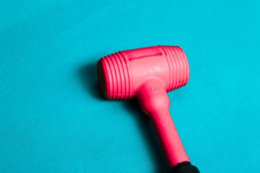 kırmızı ve siyah plastik çekiç