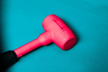 kırmızı ve siyah plastik çekiç