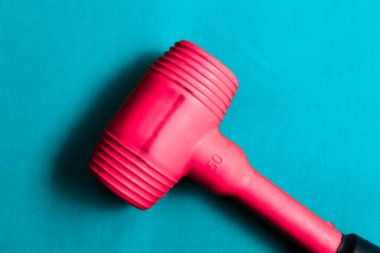 kırmızı ve siyah plastik çekiç