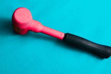 kırmızı ve siyah plastik çekiç