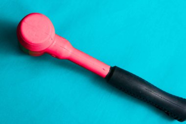 kırmızı ve siyah plastik çekiç