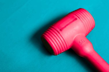 kırmızı ve siyah plastik çekiç