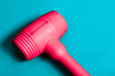 kırmızı ve siyah plastik çekiç