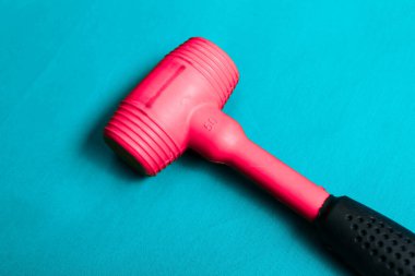 kırmızı ve siyah plastik çekiç