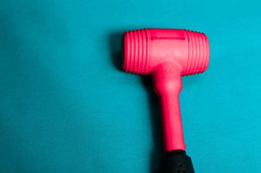 kırmızı ve siyah plastik çekiç