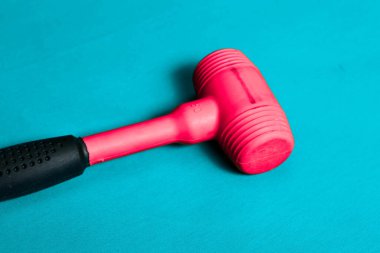 kırmızı ve siyah plastik çekiç