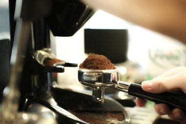 Kahve odasında kahve hazırlayan barista.