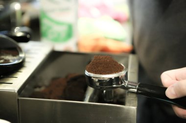 Kahve odasında kahve hazırlayan barista.