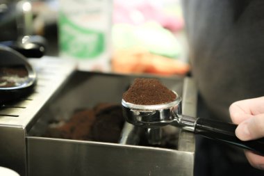 Kahve odasında kahve hazırlayan barista.