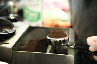 Kahve odasında kahve hazırlayan barista.