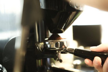 Kahve odasında kahve hazırlayan barista.