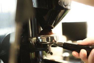 Kahve odasında kahve hazırlayan barista.