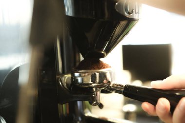 Kahve odasında kahve hazırlayan barista.