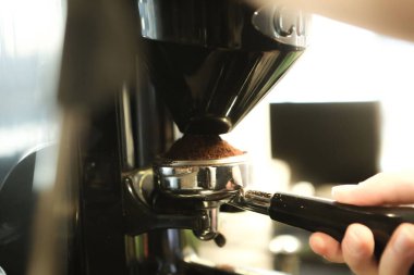 Kahve odasında kahve hazırlayan barista.