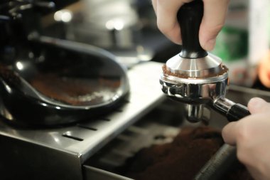 Kahve odasında kahve hazırlayan barista.