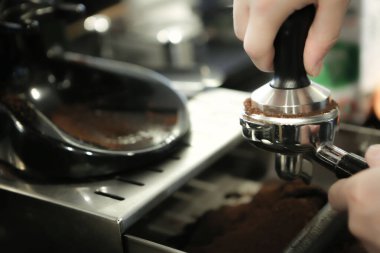 Kahve odasında kahve hazırlayan barista.