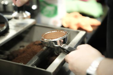 Kahve odasında kahve hazırlayan barista.