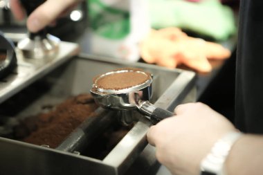 Kahve odasında kahve hazırlayan barista.