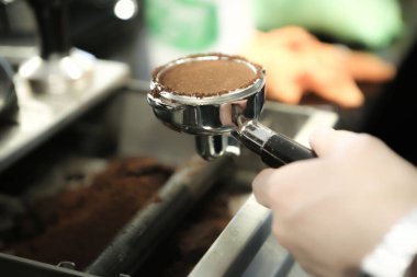Kahve odasında kahve hazırlayan barista.