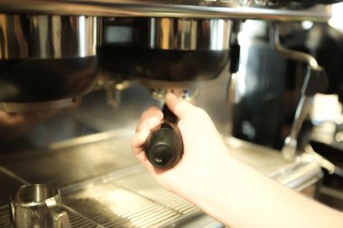 Kahve odasında kahve hazırlayan barista.