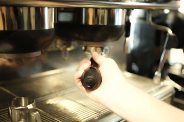 Kahve odasında kahve hazırlayan barista.