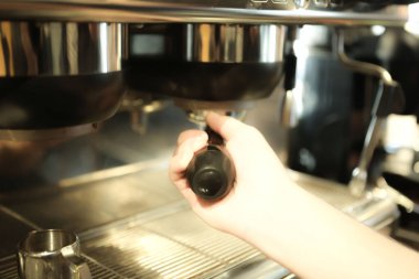 Kahve odasında kahve hazırlayan barista.