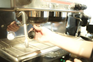 Kahve odasında kahve hazırlayan barista.