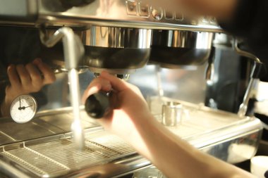 Kahve odasında kahve hazırlayan barista.