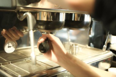 Kahve odasında kahve hazırlayan barista.