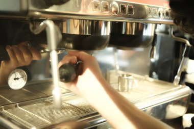 Kahve odasında kahve hazırlayan barista.