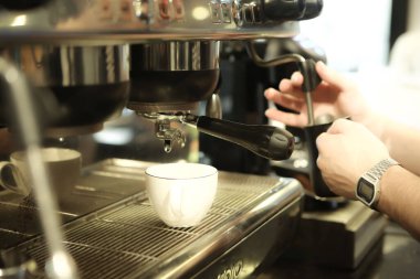 Kahve odasında kahve hazırlayan barista.