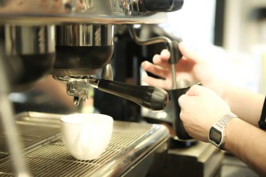 Kahve odasında kahve hazırlayan barista.