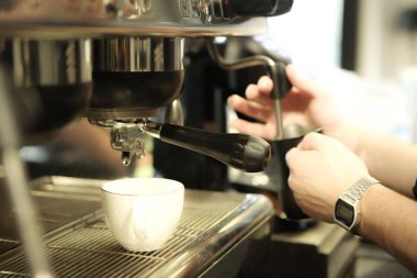 Kahve odasında kahve hazırlayan barista.