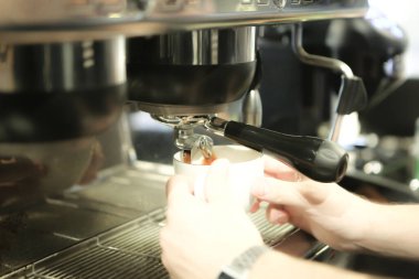 Kahve odasında kahve hazırlayan barista.