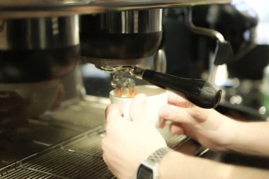 Kahve odasında kahve hazırlayan barista.