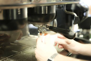 Kahve odasında kahve hazırlayan barista.